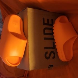 Yezzy orange slides size 4